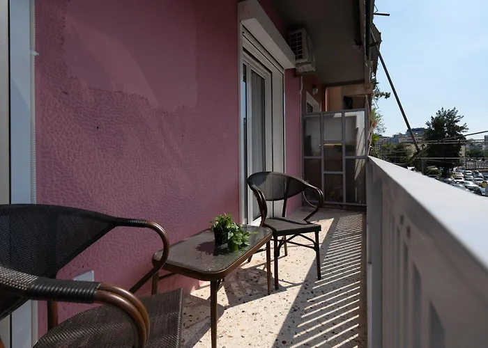 Newly Renovated 2 Bedroom , 5Min To Metro