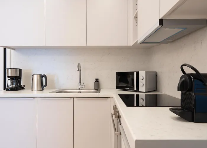 Newly Renovated 2 Bedroom , 5Min To Metro