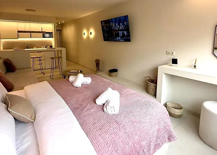 Central Luxurious Suites- Walk To Acropolis - By Good Life Suites